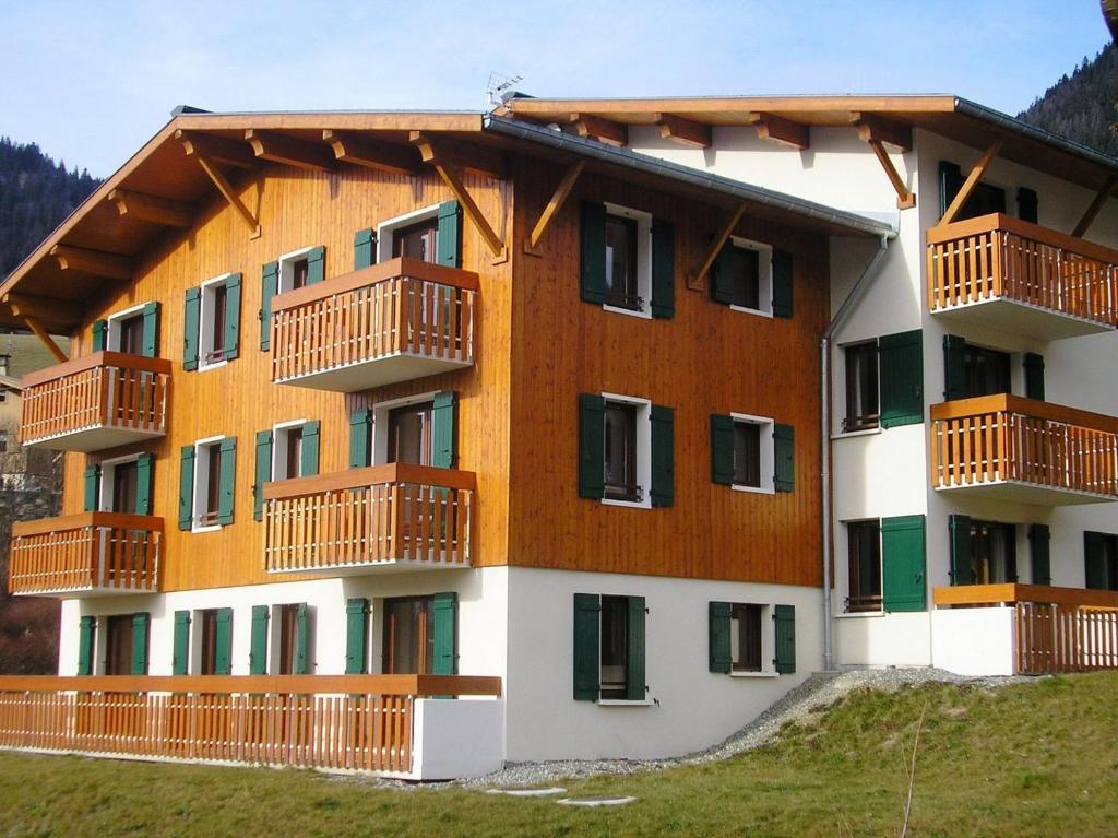 un edificio con balcones en un lateral en ULVF Les Essertets, en Praz-sur-Arly