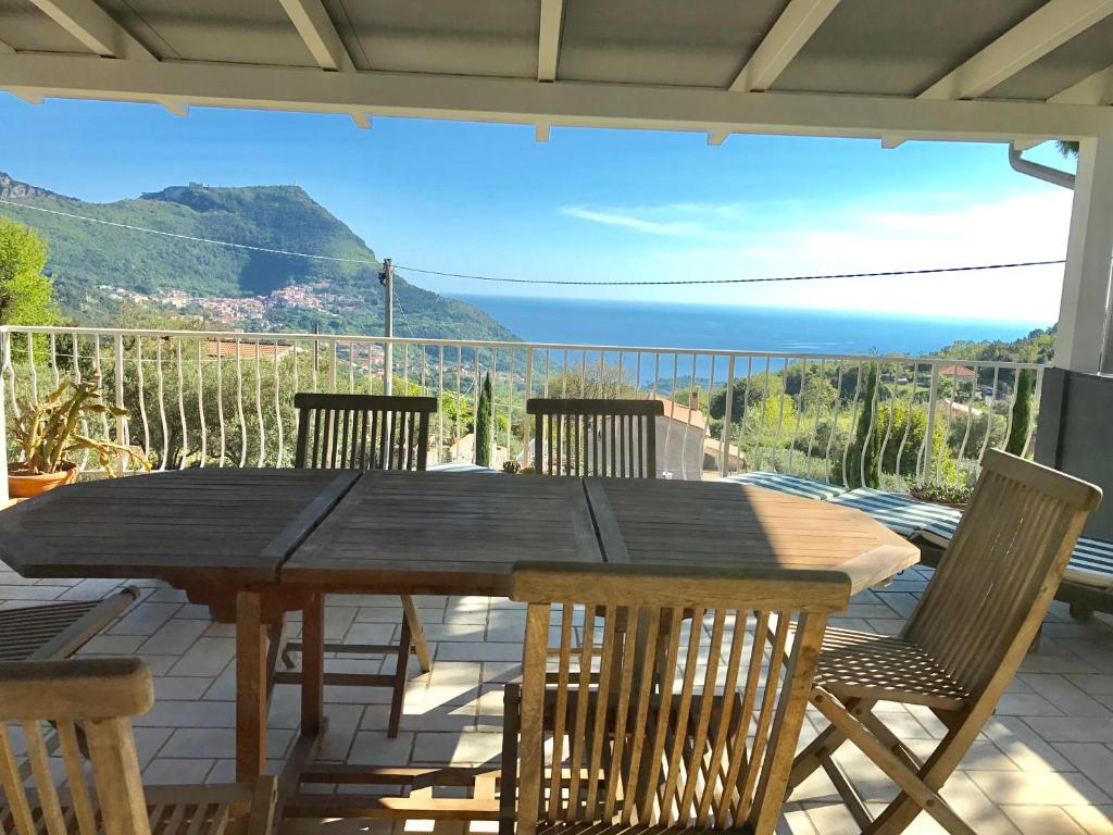 マラテーアにあるResidenze Maremontiの木製テーブルと椅子が備わる眺めの良いパティオ