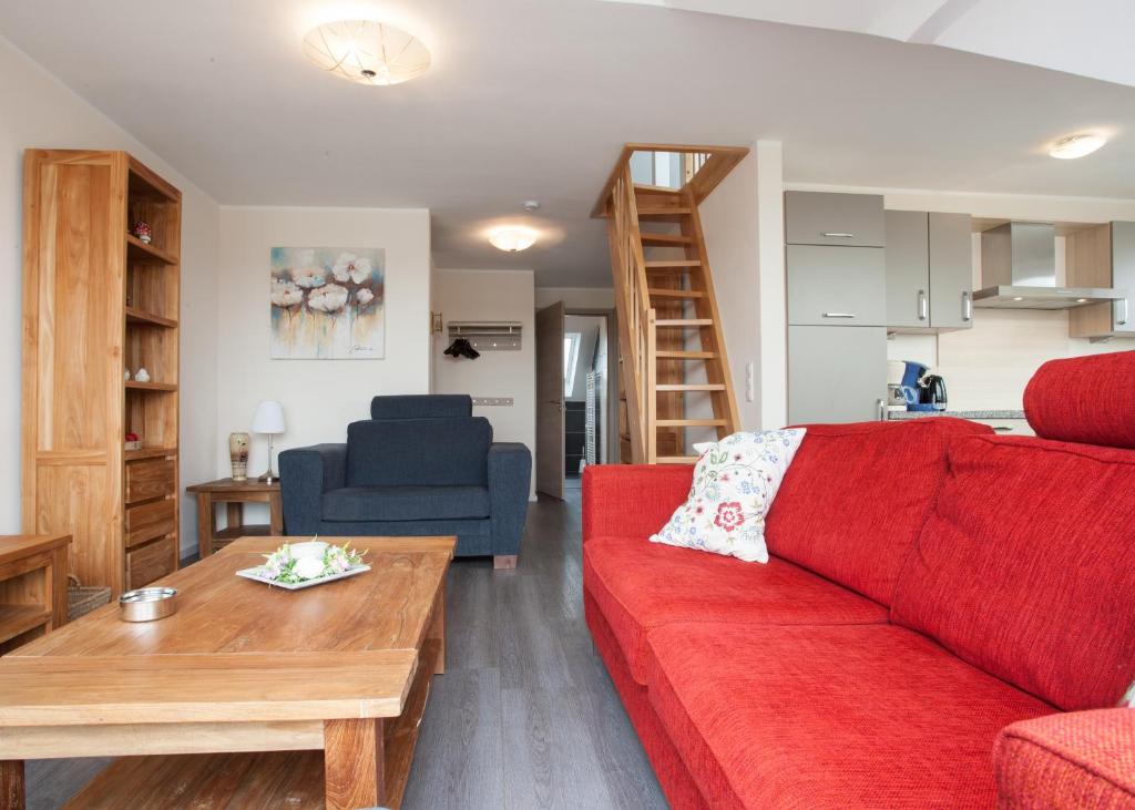 溫特貝格的住宿－Apartment Am Gerkenstein 29-M, Winterberg-Neuastenberg，客厅配有红色的沙发和桌子