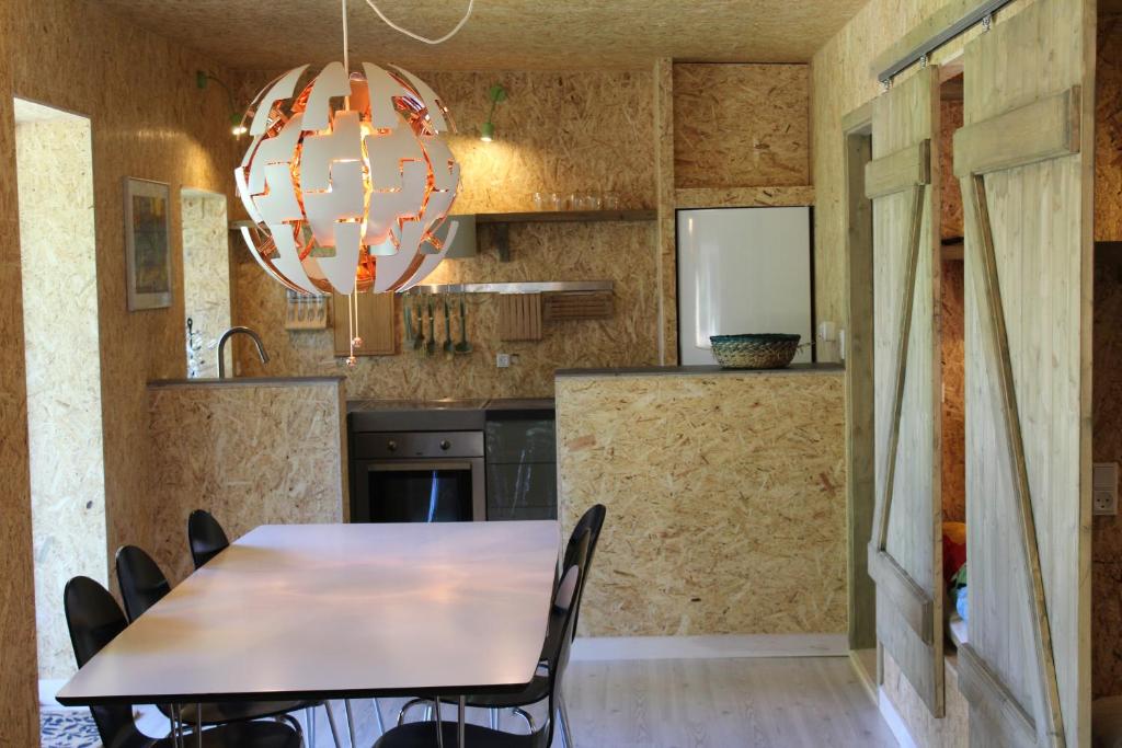 Kuchyň nebo kuchyňský kout v ubytování Feriehus i Holtug