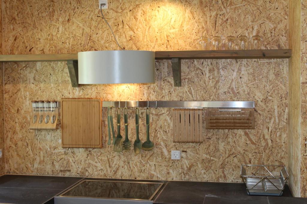 Kuchyň nebo kuchyňský kout v ubytování Feriehus i Holtug