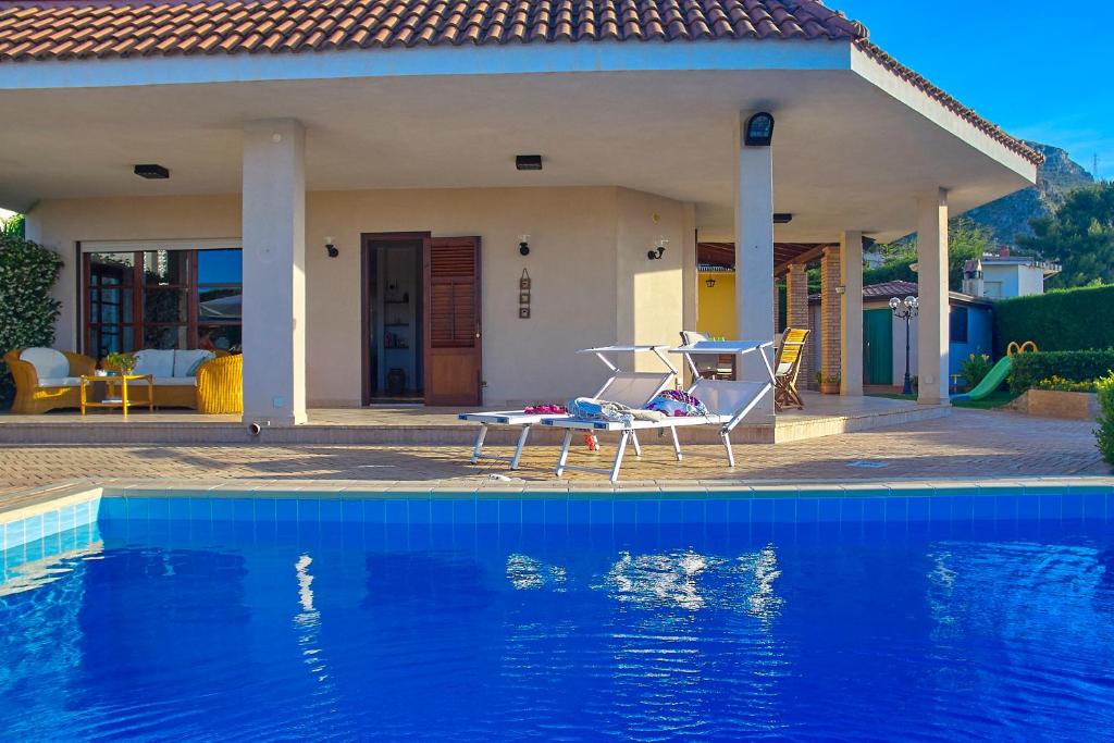 Booking.com: Villa Cottone - 5 bedrooms and 7 bathroms - Private pool ,  Altavilla Milicia, Italia . Prenota ora il tuo hotel!