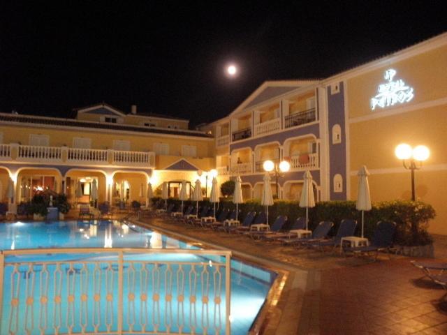 Bazén v ubytování Hotel Petros nebo v jeho okolí