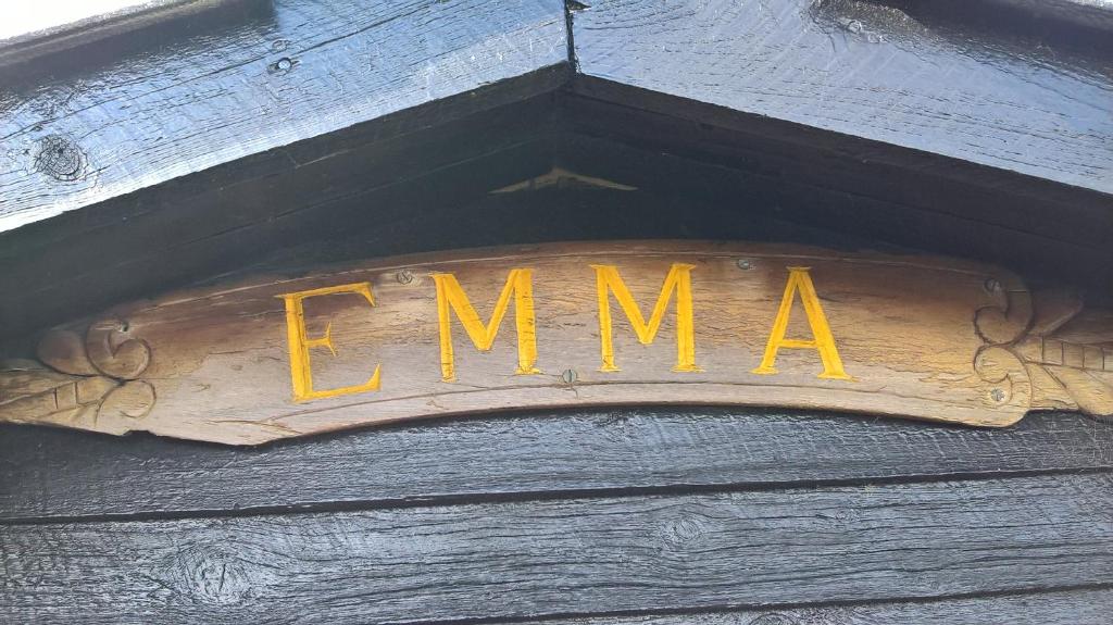 een bord aan de zijkant van een houten gebouw bij Emmas hus i Skagen in Skagen