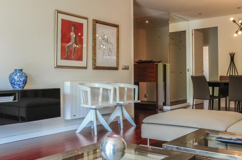 ein Wohnzimmer mit einem Sofa und einem TV in der Unterkunft Apartamento do Parque in Espinho