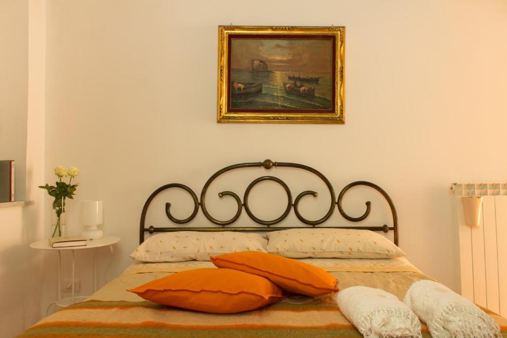 サレルノにあるFronte al Portoのベッド(オレンジ色の枕付)
