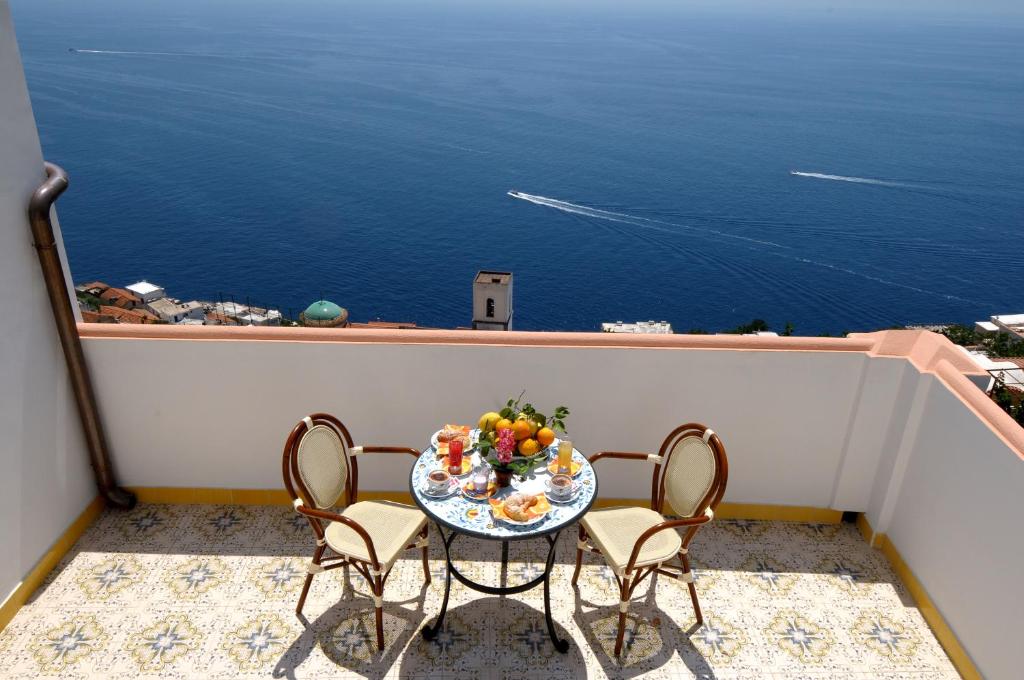 een tafel met een fruitschaal op een balkon bij Locanda Degli Dei in Praiano