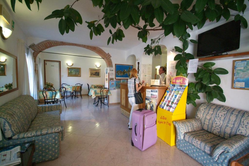 TV a/nebo společenská místnost v ubytování Hotel Anselmi