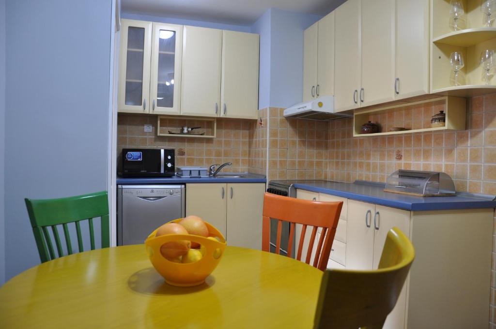 Una cocina o zona de cocina en True Color Apartment