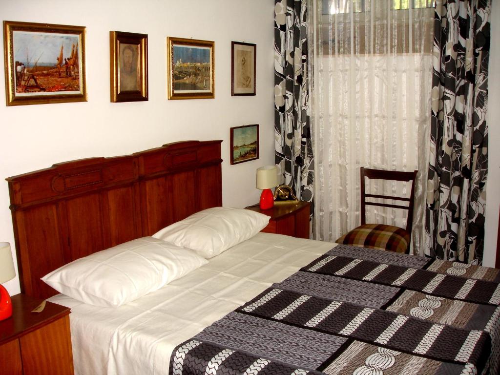 レッジョ・ディ・カラブリアにあるCasa Zerbiのベッドルーム1室(ベッド1台、白黒の毛布付)