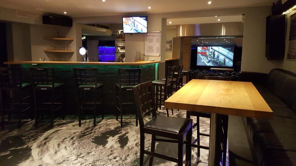 TV a/nebo společenská místnost v ubytování Hotel Weinhaus Weis
