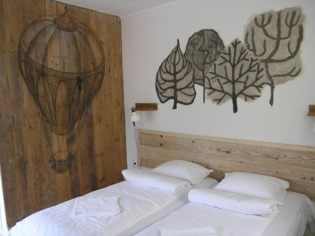 Postel nebo postele na pokoji v ubytování Eriksmåla Art Residence