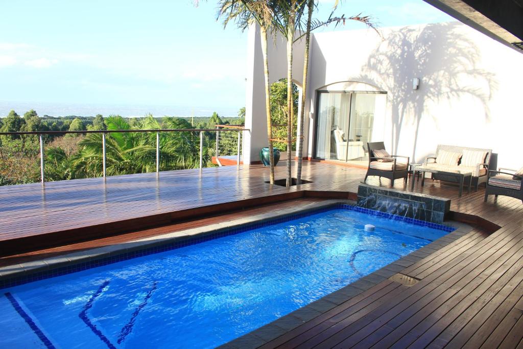 - une piscine sur la terrasse d'une maison dans l'établissement @93 Accommodation, à Mtunzini