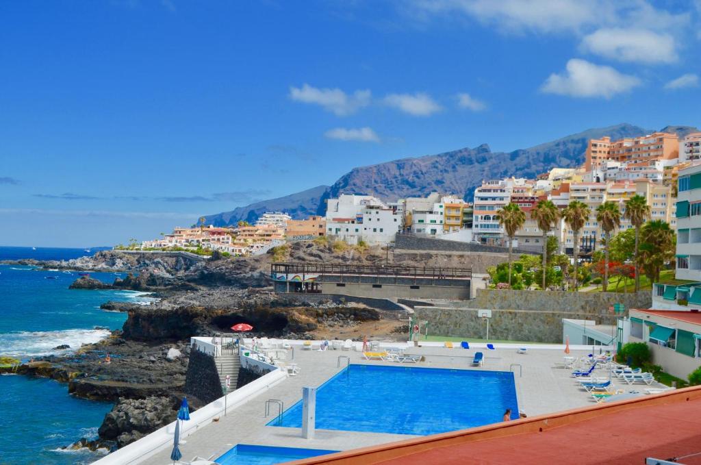 プエルト・デ・サンティアゴにあるApartment Europa,228のスイミングプールと海を望むリゾートです。