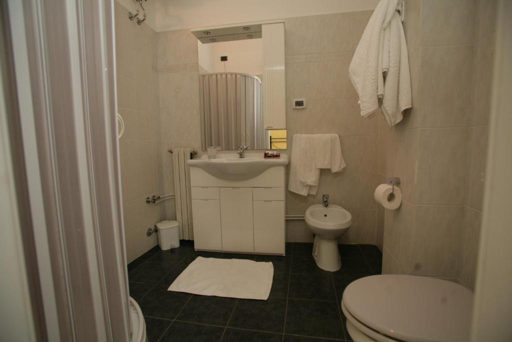 łazienka z toaletą i umywalką oraz toaletą w obiekcie Bed And Breakfast casagalez w mieście Santa Domenica