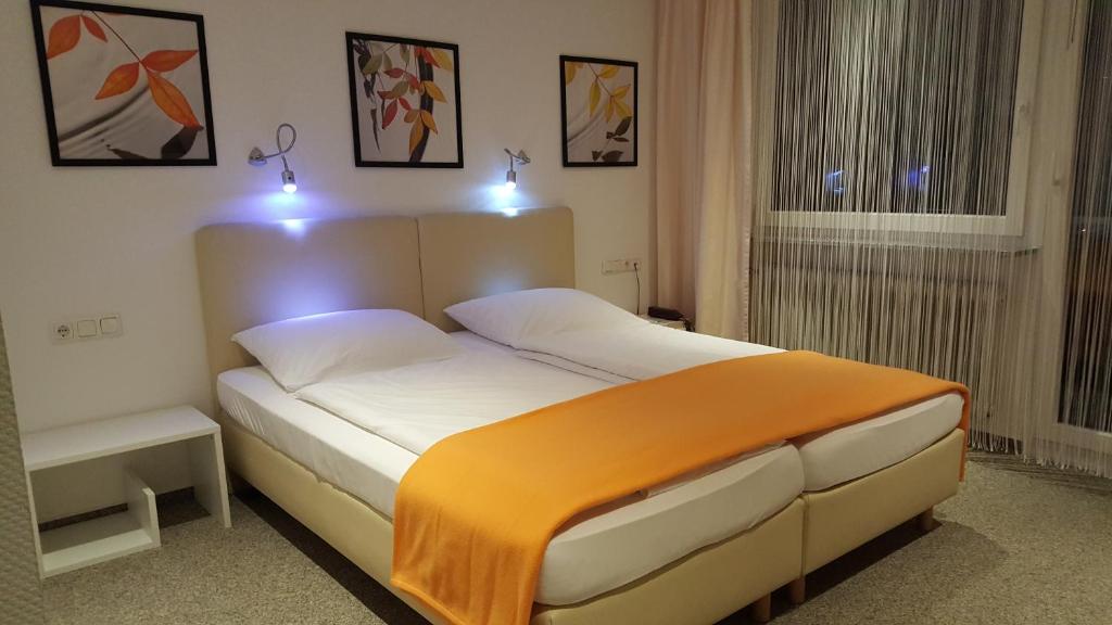 Postel nebo postele na pokoji v ubytování Hotel Weinhaus Weis