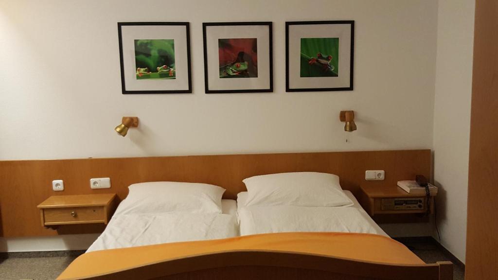 Postel nebo postele na pokoji v ubytování Hotel Weinhaus Weis