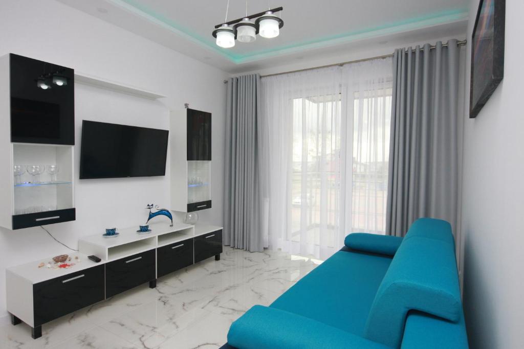 ギジツコにあるMarina House Gizyckoのリビングルーム(青いソファ、テレビ付)