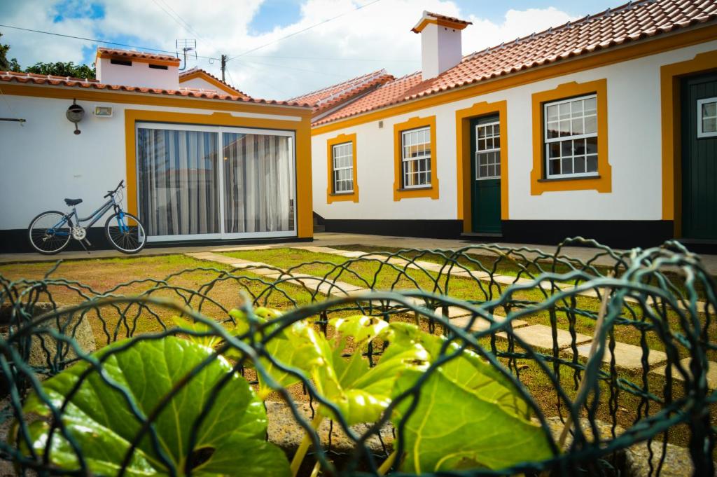 BiscoitosにあるAlojamento Ponta Negraの前に柵のある家