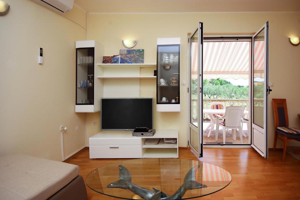 Televízia a/alebo spoločenská miestnosť v ubytovaní Apartment Mirni Kutak