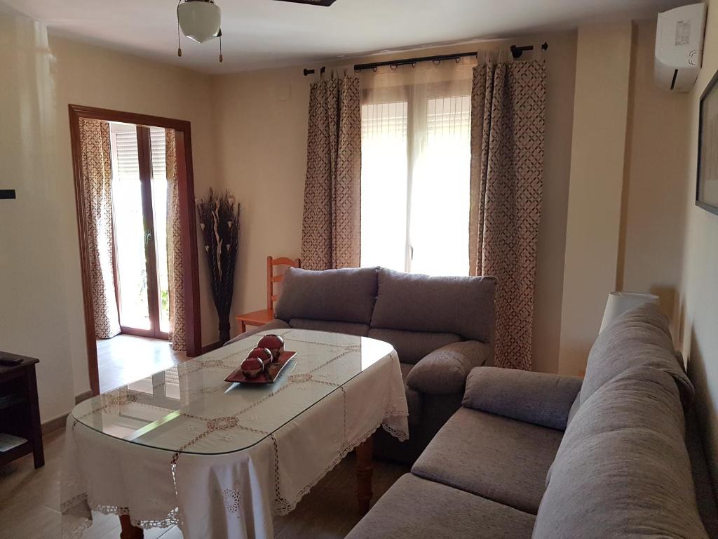 sala de estar con sofá y mesa en Plaza Principal Zahara - MAGNIFICA UBICACION y VISTAS en Zahara de la Sierra