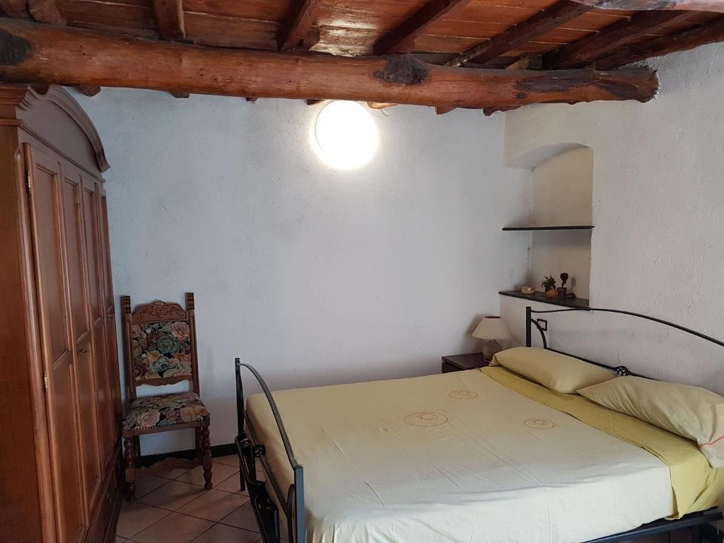een slaapkamer met een bed en een stoel bij Beautiful loft-Località Le Grazie- Comune Portovenere in Portovenere