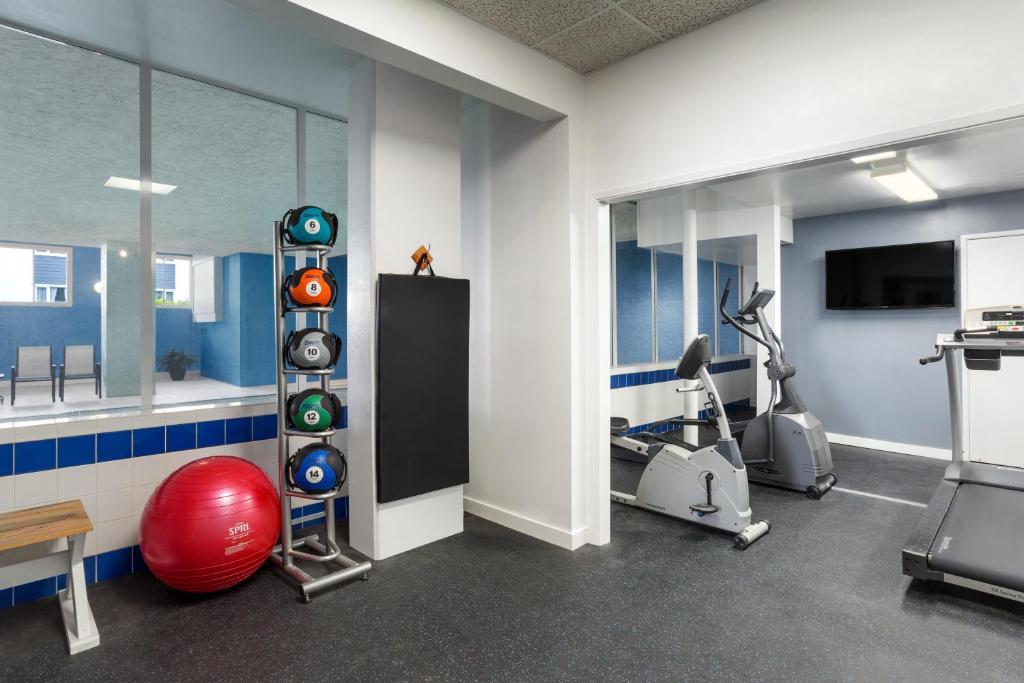 Fitness centrum a/nebo fitness zařízení v ubytování Days Inn by Wyndham Victoria Uptown
