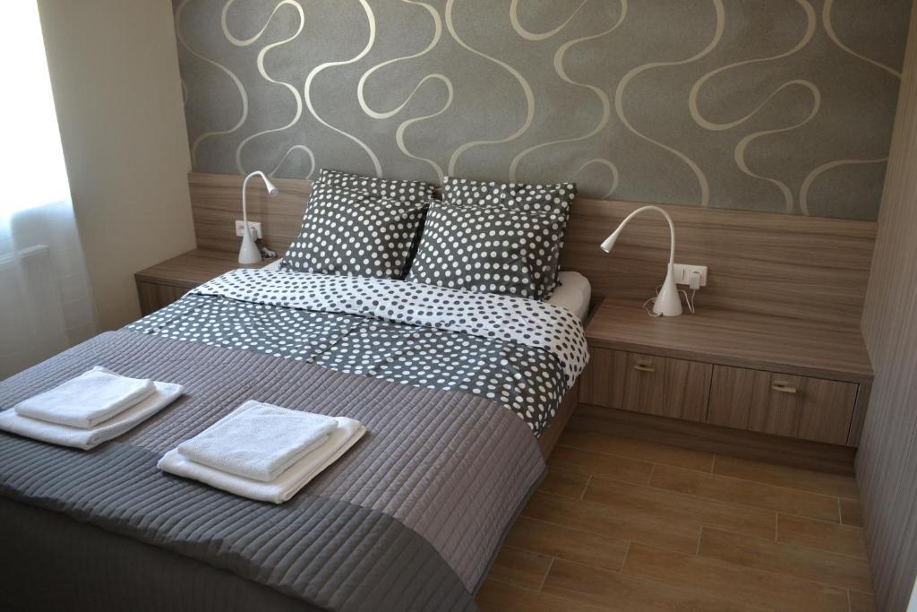 グディニャにあるApartament New Gdyniaのベッドルーム1室(ベッド1台、タオル2枚付)