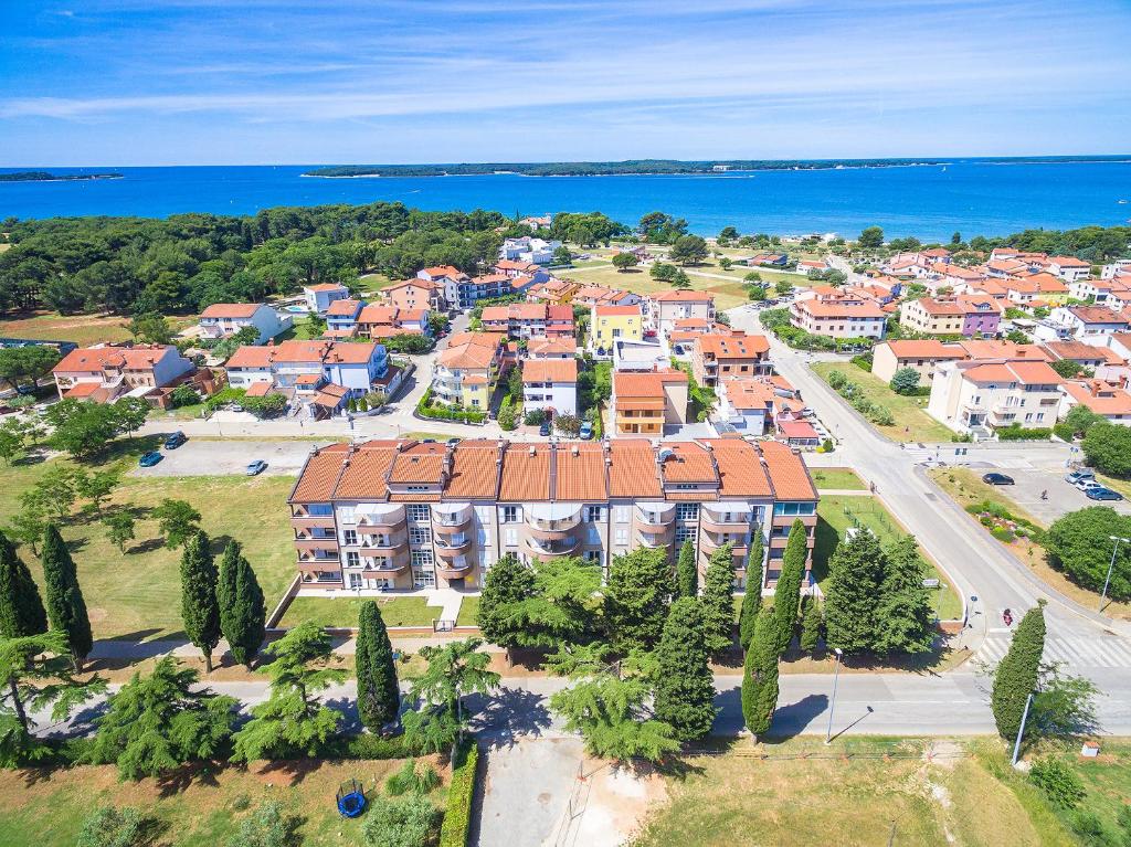 Blick auf Adriatic Apartments Fažana aus der Vogelperspektive