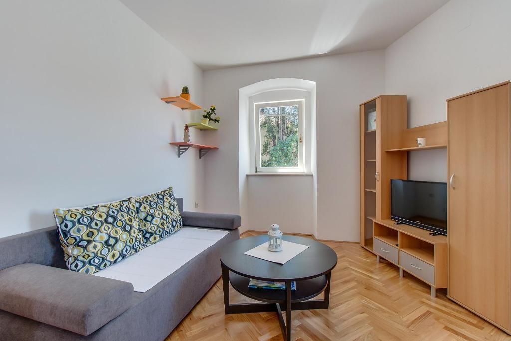 Televízia a/alebo spoločenská miestnosť v ubytovaní Apartments Bellus Mare