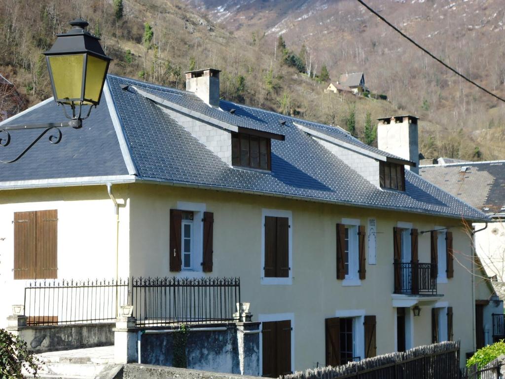 Boutx的住宿－Pyrénées Boutx - Grand Gîte de caractère，黑色屋顶的白色房子