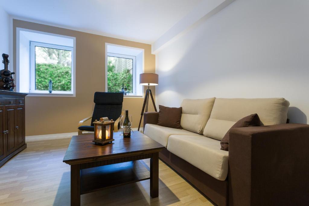 sala de estar con sofá y mesa de centro en Berlin City Apartments en Berlín