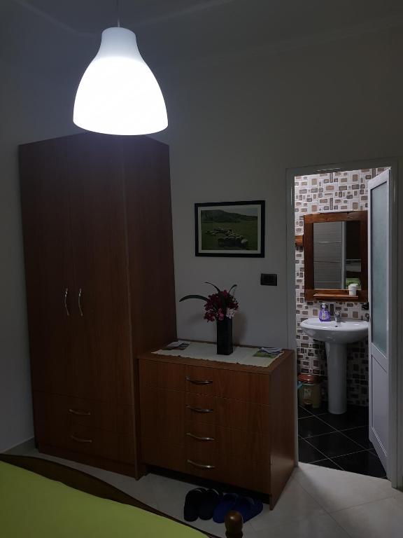 Postel nebo postele na pokoji v ubytování Ilir Guest House 1