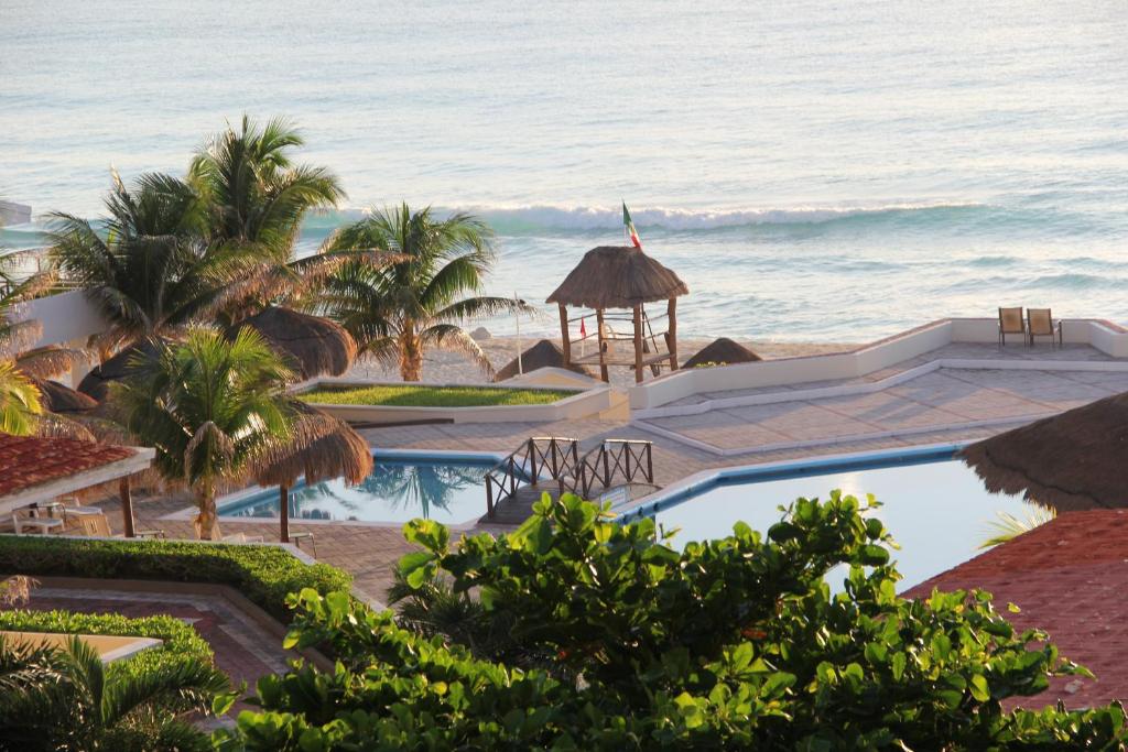 Vista de la piscina de Condominios Brisas o alrededores