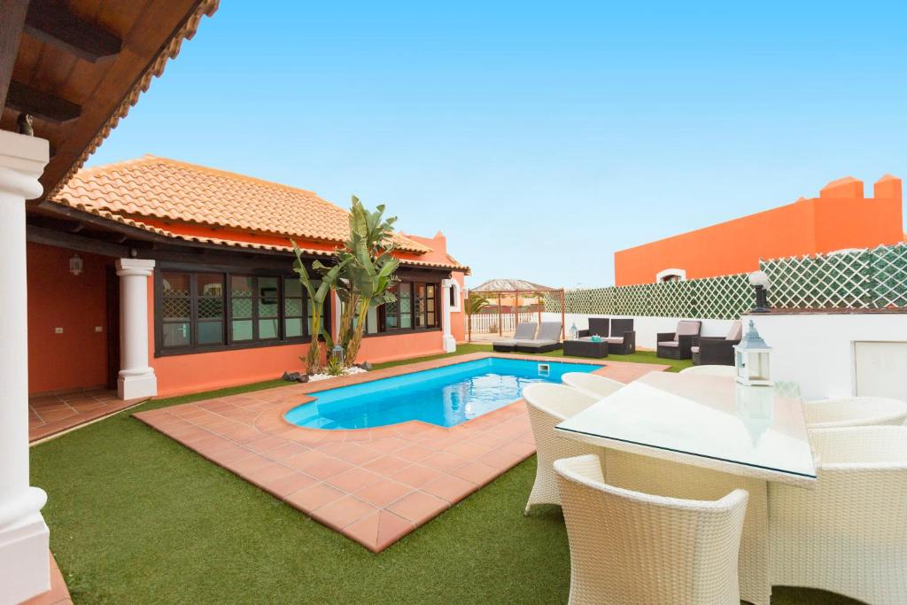 Bazén v ubytování Villa Corralejo Beach nebo v jeho okolí