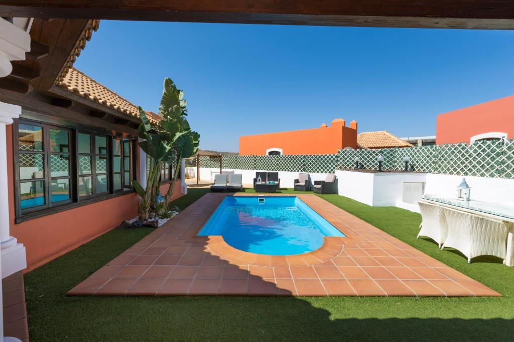 Bazén v ubytování Villa Corralejo Beach nebo v jeho okolí