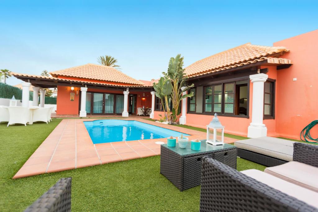Bazén v ubytování Villa Corralejo Beach nebo v jeho okolí