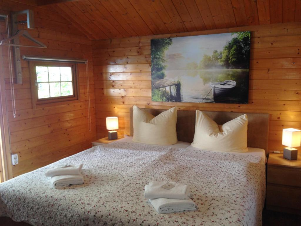 Postel nebo postele na pokoji v ubytování Hotel Sonnenhof