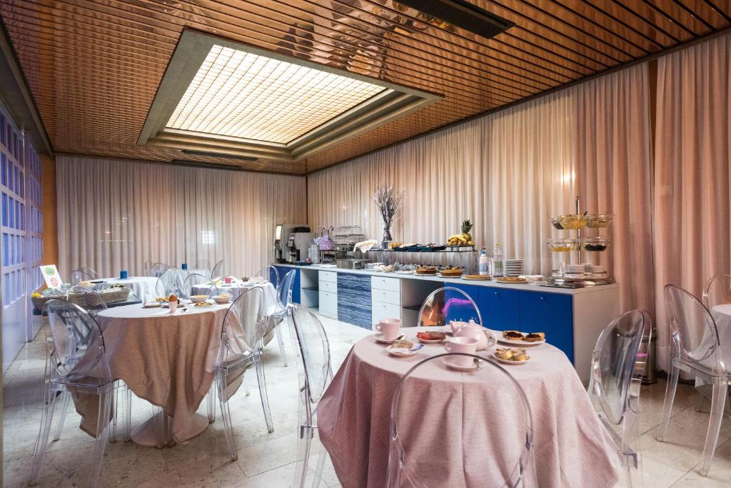 A restaurant or other place to eat at Hotel Gialletti