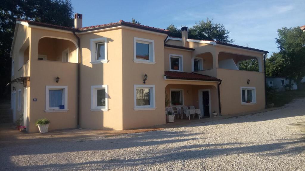 ein großes Haus am Straßenrand in der Unterkunft Apartment Andjel in Poreč