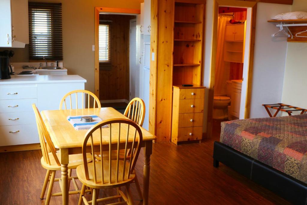 - une cuisine et une salle à manger avec une table et des chaises dans l'établissement Auberge Motel 4 Saisons, à Blanc-Sablon
