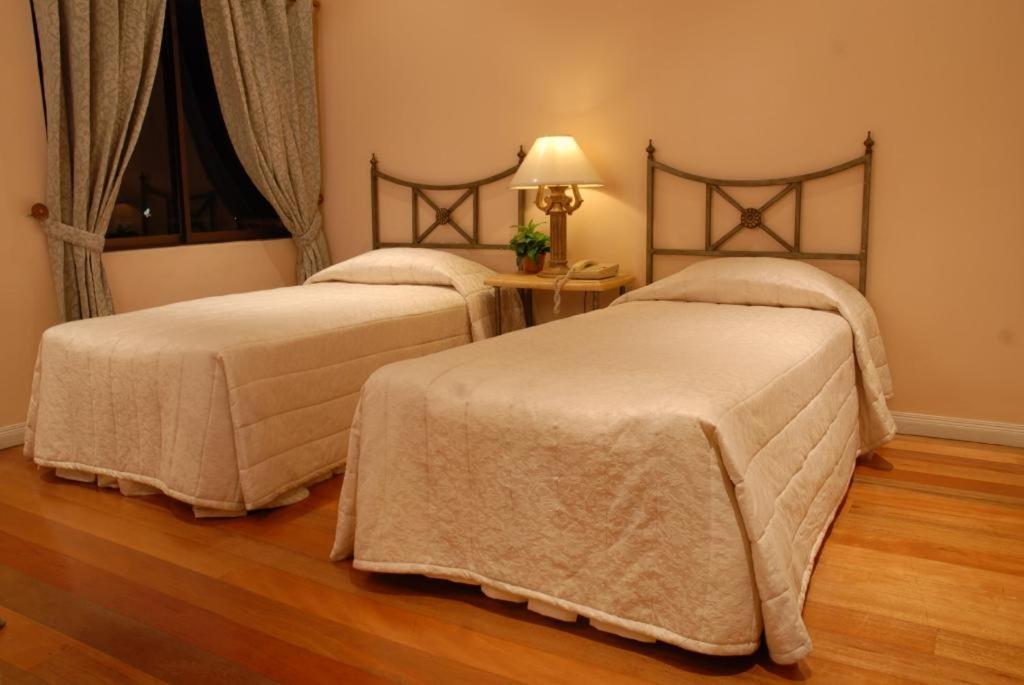 Postel nebo postele na pokoji v ubytování Sophia Suites Residence Hotel