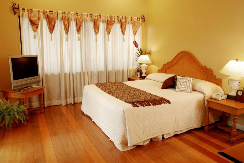 Postel nebo postele na pokoji v ubytování Sophia Suites Residence Hotel