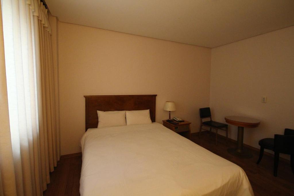 Postel nebo postele na pokoji v ubytování Daedong Hotel