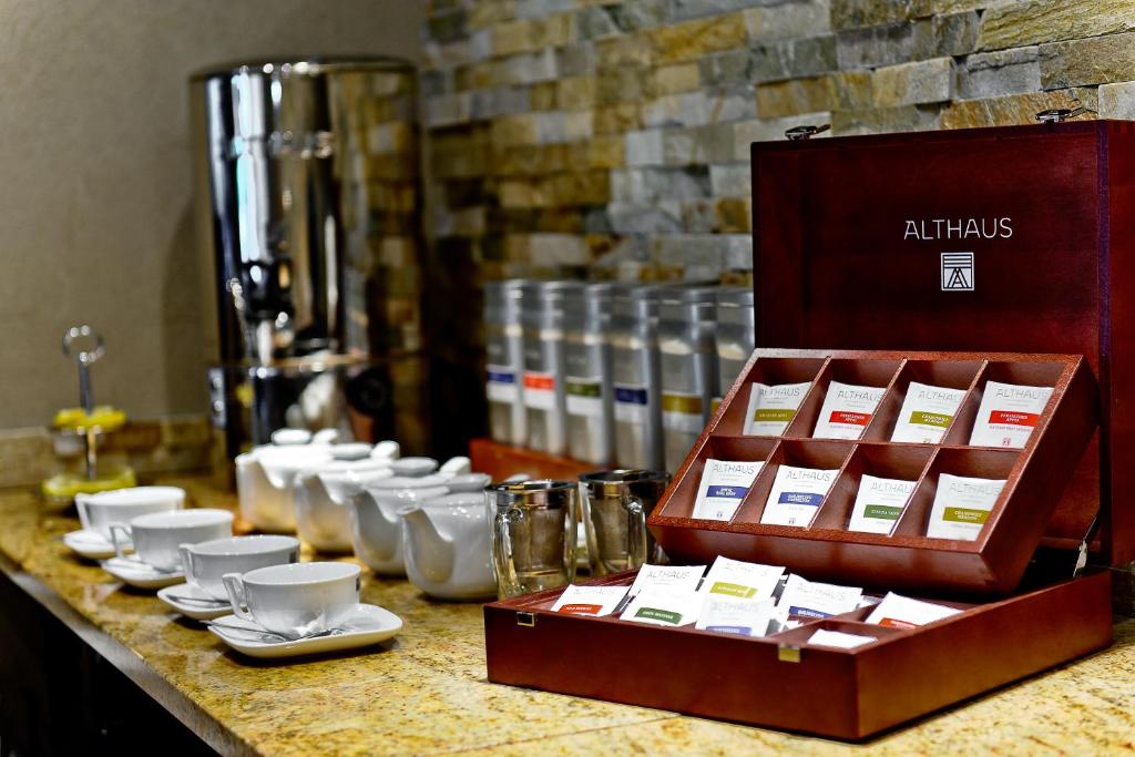 Příslušenství pro přípravu čaje a kávy v ubytování Artim Hotel