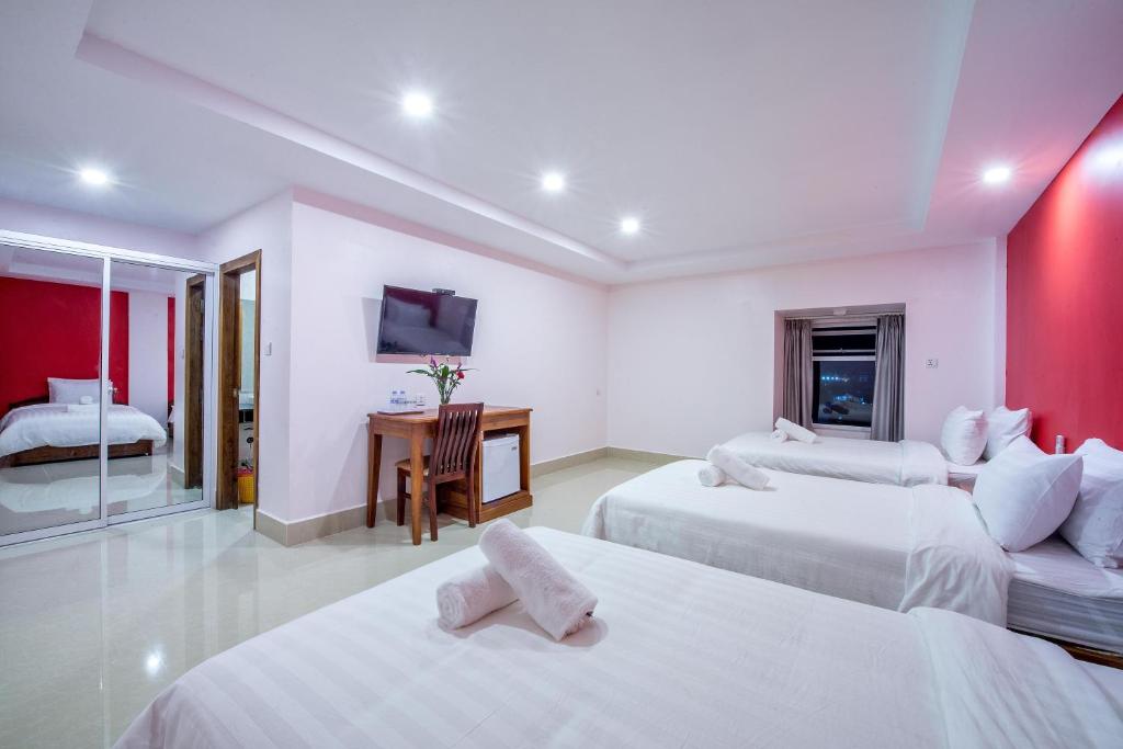 Postel nebo postele na pokoji v ubytování Golden Citadel Hotel Siem Reap
