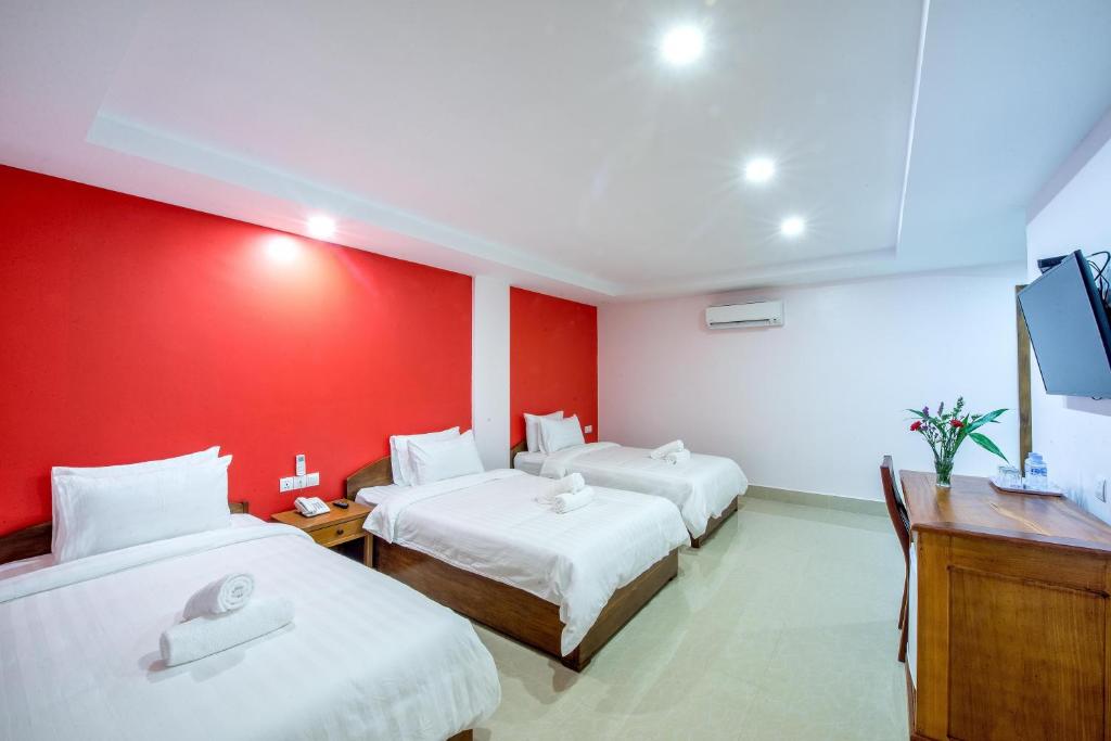 Postel nebo postele na pokoji v ubytování Golden Citadel Hotel Siem Reap