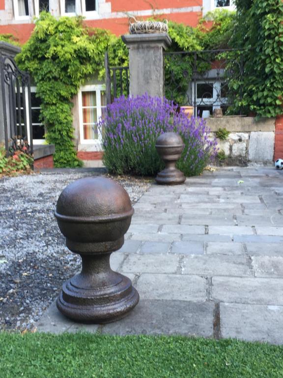 Zahrada ubytování Chambre d'Hôtes Les Augustins - Parking sécurisé - Borne de recharge