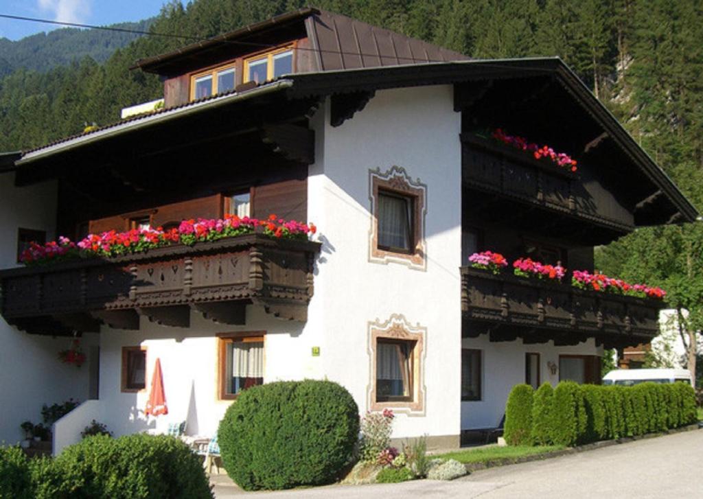 un edificio con cajas de flores y balcones en él en Britzerhof en Mayrhofen