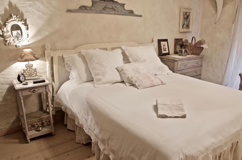 ボローニャにあるCestello 17 Guesthouseのベッドルーム(白い大型ベッド、白い枕付)
